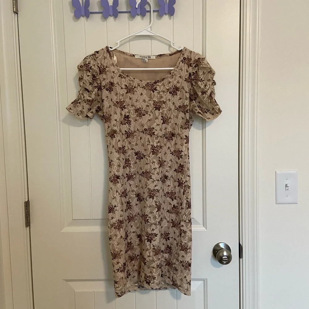 Forever 21 Women’s Beige Floral Lace Bodycon Ruched Sleeve Dress Medium